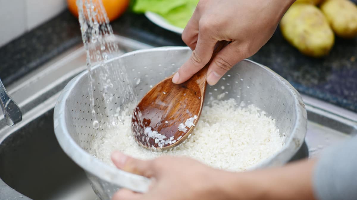 یکی از روش های جلوگیری از خرد شدن برنج شستشوی برنج است