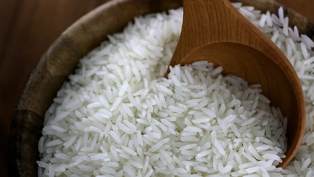 برن در ظرف چوبی و قاشق چوبی؛ مرتبط با تشخیص برنج ایرانی اصل از تقلبی
