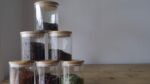 ظروف شیشه ای با درپوش مناسب برای نگهداری چای خشک که عطر و طعم چای را در برابر هوا و نور محافظت می کنند.