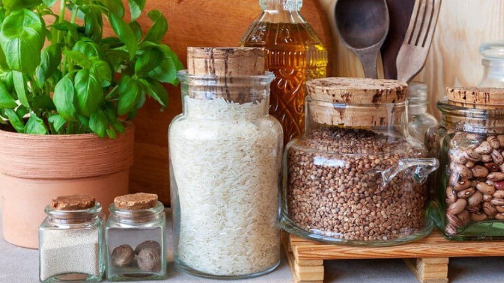 برنج خام درون ظرف شیشه ای درب بسته؛ مرتبط با بهترین روش نگهداری برنج برای جلوگیری از کرم زدن
