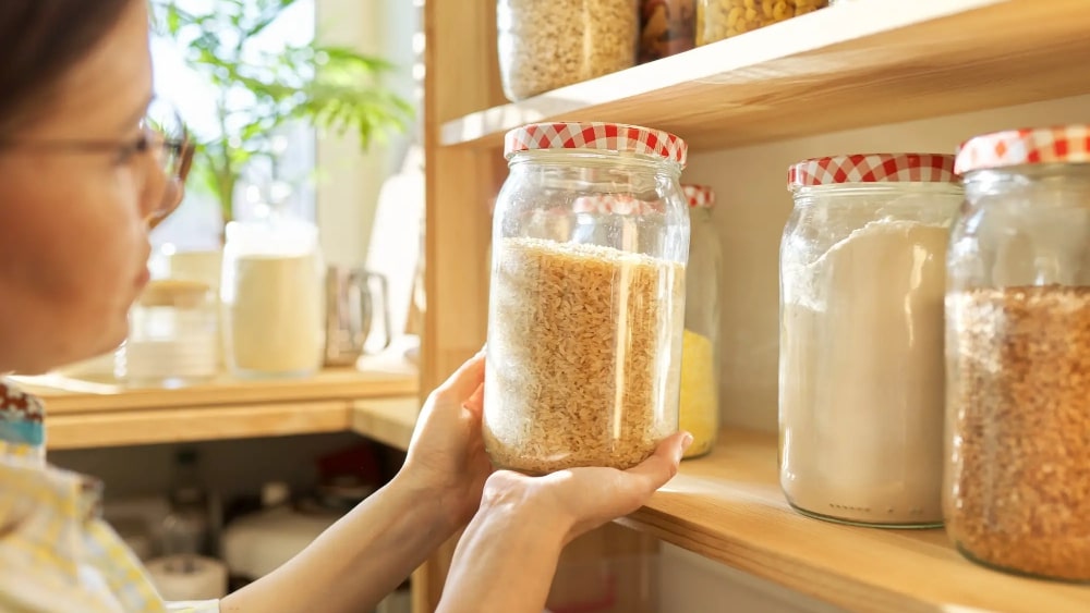 برنج خام درون ظرف شیشه ای درب بسته؛ مرتبط با علت پروانه زدن برنج
