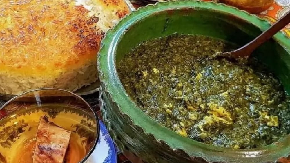 خورشت ترش تره داخل قابلمه سنتی شمالی به اسم گمج