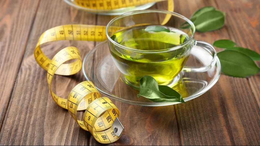 یک فنجان چای سبز به همراه سانتی متر؛ مرتبط با خواص چای سبز برای لاغری