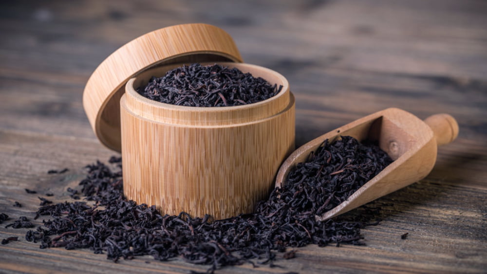 چای خشک در ظرف چوبی