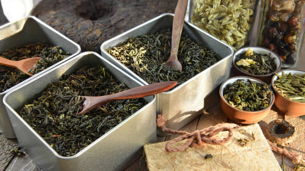 چای سبز خشک داخل ظروف فلزی