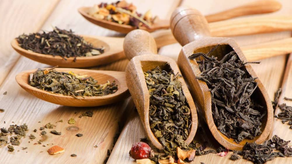 چای خشک در قاشق چوبی