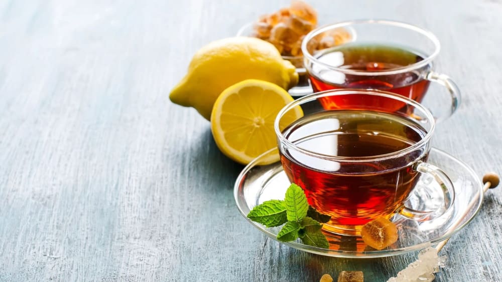 دو فنجای چای همراه با نعناع و لیمو؛ مرتبط با مقایسه قهوه و چای سبز