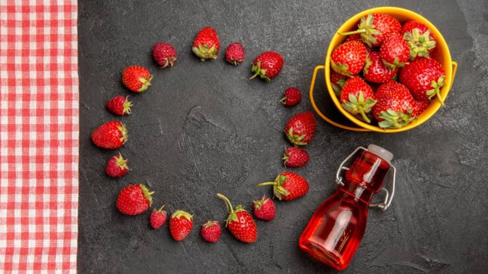 شربت توت فرنگی با آن طعم فوق العاده دل نشین و خواص زیادی که برای سلامتی دارد، یک نوشیدنی خنک، خوشمزه و مقوی برای روزهای گرم تابستان محسوب می شود.