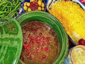 خورشت اناربیج یه غذای اصیل گیلانیه که طعم ترش و شیرینش واقعاً خاص و دوست‌داشتنیه. این خورشت خوشمزه با گردو، سبزیجات محلی و رب انار درست می‌شه و یه جورایی مثل فسنجونِ گیلانی‌هاست. اگه دنبال یه غذای سنتی و خوش‌عطر هستی، حتماً امتحانش کن!