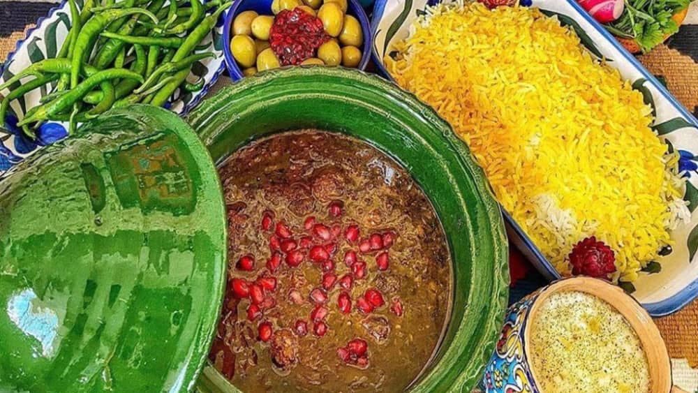 خورشت اناربیج یه غذای اصیل گیلانیه که طعم ترش و شیرینش واقعاً خاص و دوست‌داشتنیه. این خورشت خوشمزه با گردو، سبزیجات محلی و رب انار درست می‌شه و یه جورایی مثل فسنجونِ گیلانی‌هاست. اگه دنبال یه غذای سنتی و خوش‌عطر هستی، حتماً امتحانش کن!