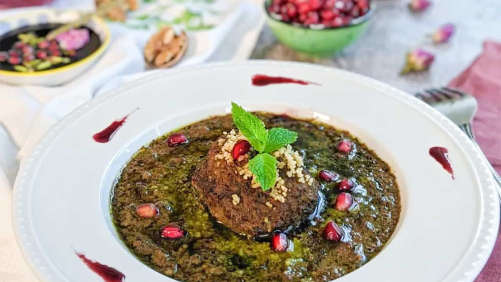 خورشت اناربیج یه جادوی خوشمزه از شمال ایرانه! با گردو، سبزیجات تازه و رب انار درست می‌شه و طعمش هم یه ترکیب بی‌نظیر از ترشی و شیرینیه. این خورشت یه انتخاب عالیه برای کسایی که عاشق غذاهای محلی و متفاوت هستن.