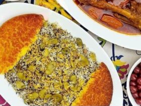 کته باقالی پلو، یکی از اون غذاهای خوشمزه و پرطرفداریه که تقریباً همه ما ایرانیا عاشقشیم. یه ترکیب بینظیر از برنج نرم و پُف کرده، باقالی های سبز و خوشمزه و یه عالمه عطر و طعم دیگه که هوس هر آدمی رو تحریک می‌کنه!