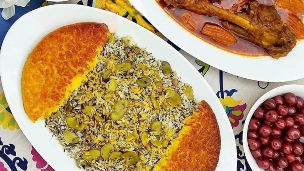 کته باقالی پلو، یکی از اون غذاهای خوشمزه و پرطرفداریه که تقریباً همه ما ایرانیا عاشقشیم. یه ترکیب بینظیر از برنج نرم و پُف کرده، باقالی های سبز و خوشمزه و یه عالمه عطر و طعم دیگه که هوس هر آدمی رو تحریک می‌کنه!