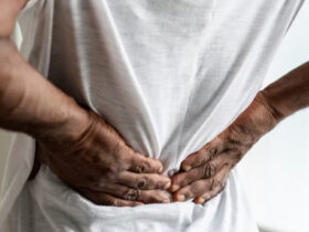 رفع گودی کمر با حرکات ساده مثل گربه گاو، به تقویت عضلات کمر و افزایش انعطاف‌پذیری کمک می‌کنه.