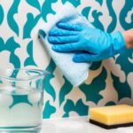 تمیز کردن کاغذ دیواری با روش‌های آسان و بدون آسیب، جلوه‌ای تازه به دیوارهای شما می‌بخشد و خانه‌تان را همیشه تمیز و زیبا نگه می‌دارد!