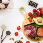 در رژیم کتوژنیک، باید روی مواد غذایی پرچرب و کم‌کربوهیدرات تمرکز کنی، مثل آووکادو و روغن زیتون.