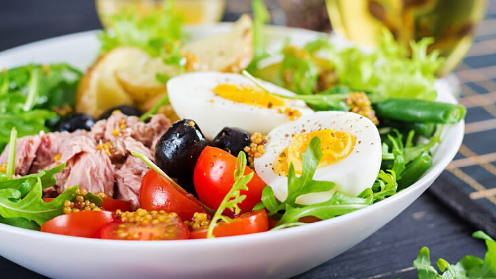 رژیم مدیترانه ای یعنی صبحانه سبک با میوه و غلات، ناهار خوشمزه با سبزیجات، ماهی و روغن زیتون، و شامی ساده و سالم.