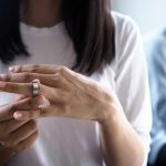 تعبیر خواب طلاق: نشونه ای از تغییرات بزرگ توی زندگی یا احساسات ناپایدار در روابط فعلی.