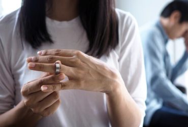 تعبیر خواب طلاق: نشونه ای از تغییرات بزرگ توی زندگی یا احساسات ناپایدار در روابط فعلی.