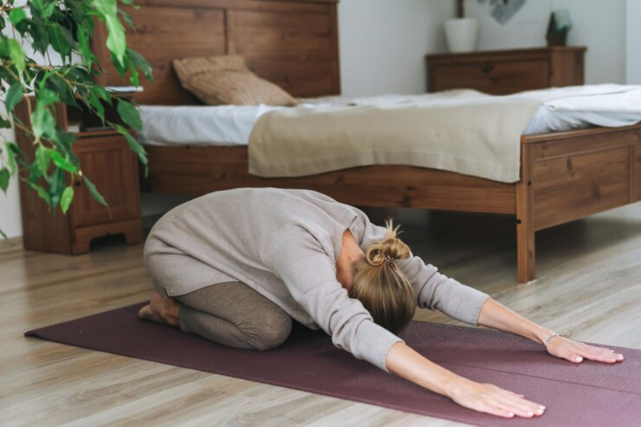 حرکت بچه (Balasana) میتونه فشار روی کلیه ها رو کم و به دفع سنگ کلیه کمک کنه.