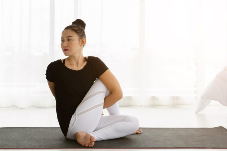 حرکت چرخش ستون فقرات (Ardha Matsyendrasana) ماساژ طبیعی کلیه هاست و به دفع سنگ کلیه کمک میکنه.