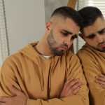 آیا مردان بعد از خیانت پشیمان میشوند؟ مردی جوان و ناراحت نزدیک آینه در خانه