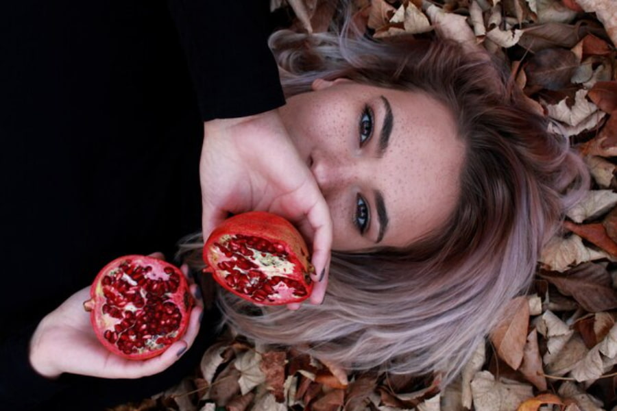 تعبیر خواب انار برای زن نشونه ای از شادی، عشق، ثروته یا شروع یک دوره مثبت در زندگیه.