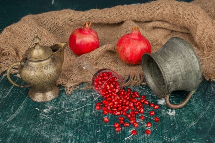 تعبیر خواب انار قرمز نشونه عشق، شادی، رزق فراوان یا یه دوره پر از خوشبختیه.