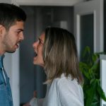 زن و شوهری که در حال دعوا کردن هستن؛ مرتبط با تعبیر خواب دعوا با همسر