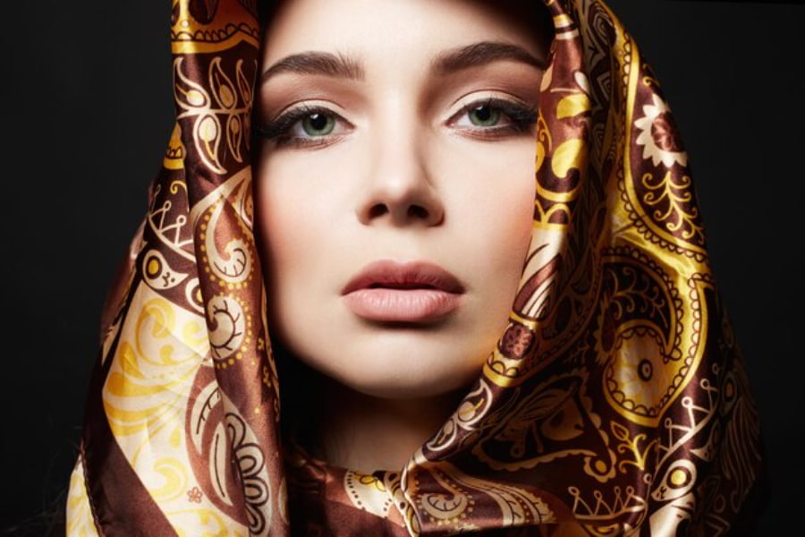 دختری زیبا با پوستی صاف و بی عیب مرتبط با میکاپ عربی عروسکی