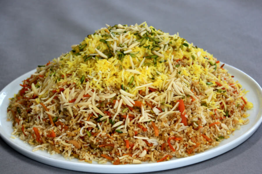رشته پلو را در دیس بکشید و با زعفران، خلال بادام و پسته تزئین کنید.