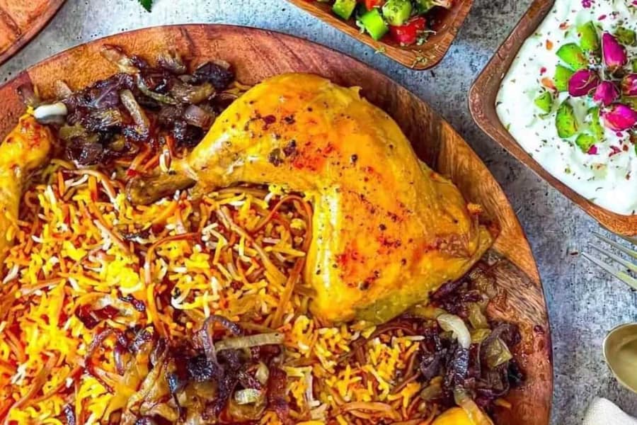 رشته پلو با مرغ و پیاز داغ