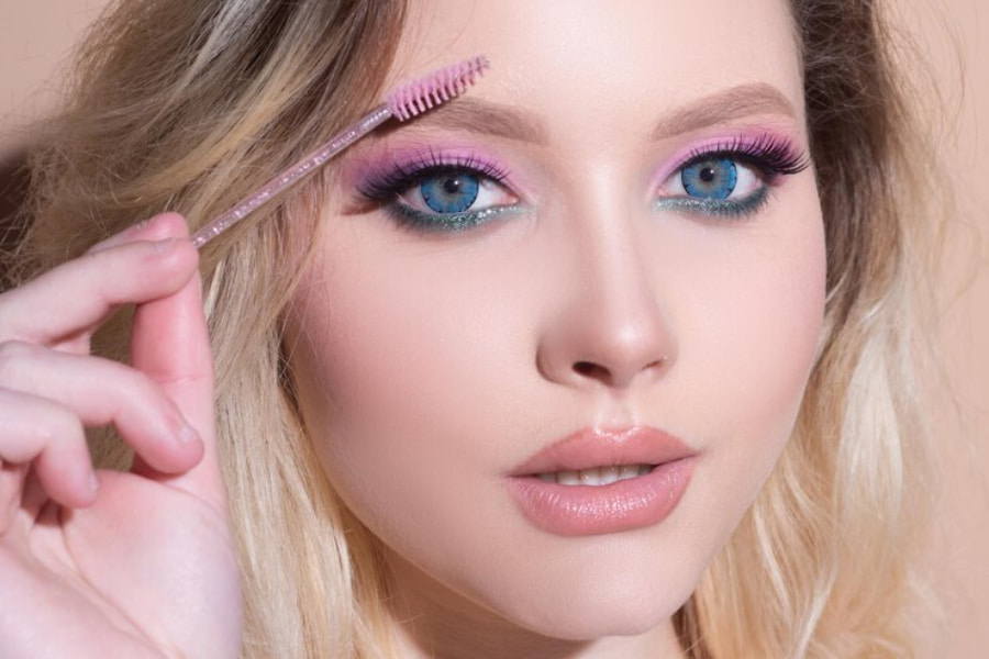 زنی با چشم و ابروهای زیبا و آرایش لب طبیعی؛ مرتبط با میکاپ عروسکی روسی
