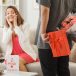 مردی در حال سورپرایز کادوی ولنتاین برای دختر