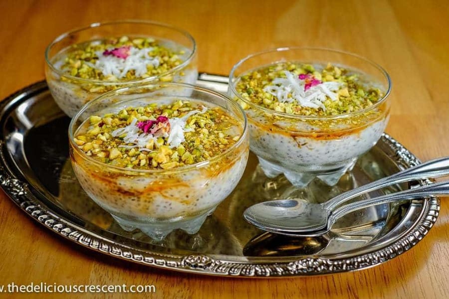 کاسه های محلبی لبنانی با رویه پسته، نارگیل و گلاب. سرو شده روی یک سینی نقره ای.
