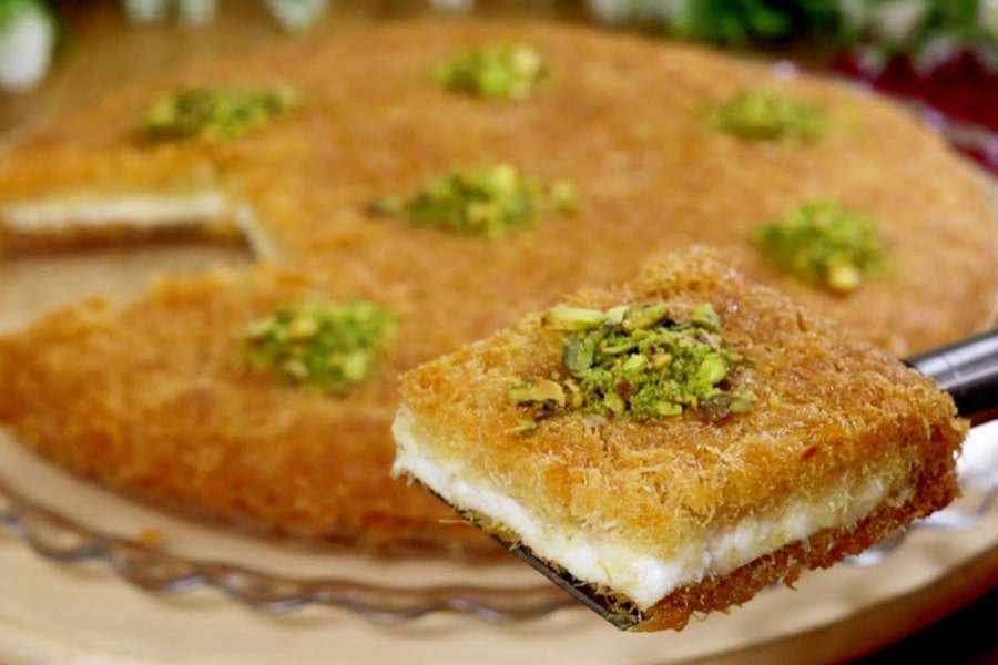 عکس کنافه لبنانی با نمای نزدیک، دسر پنیری رشته‌ای با پسته