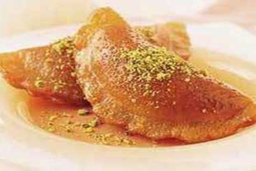 قطایف لبنانی، یه دسر سنتی عربی خوشمزه با خمیر طلایی و مغز پسته،