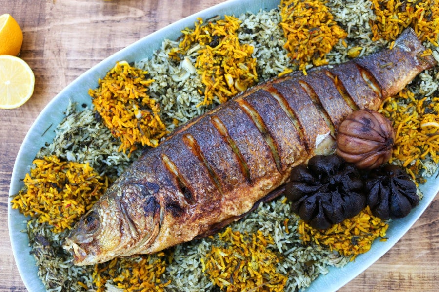 سبزی پلو با ماهی، غذای خوشمزه شب عید نوروز، که نماد طراوت بهار و برکت سال جدید است.