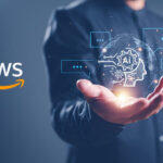 خدمات هوش مصنوعی AWS آمازون نمایش داده شده با کره دیجیتال AI در دست فرد