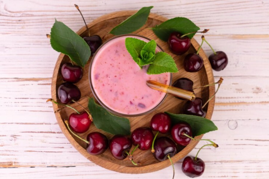 میلک شیک گیلاس در سینی گرد چوبی