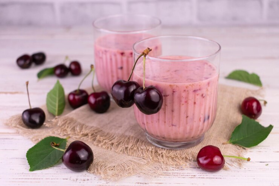 دو لیوان میلک شیک گیلاس تزیین شده با گیلاس تازه