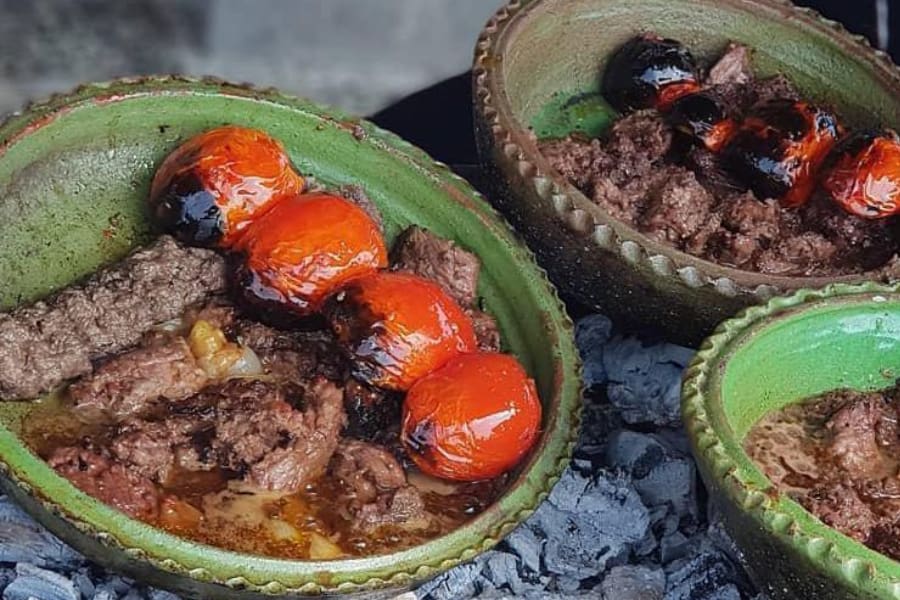 گمج کباب گیلانی رستورانی همراه با گوجه کبابی شده