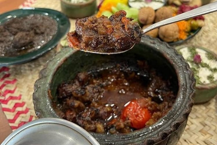 یک قاشق از خورشت گمج کباب گیلانی سنتی