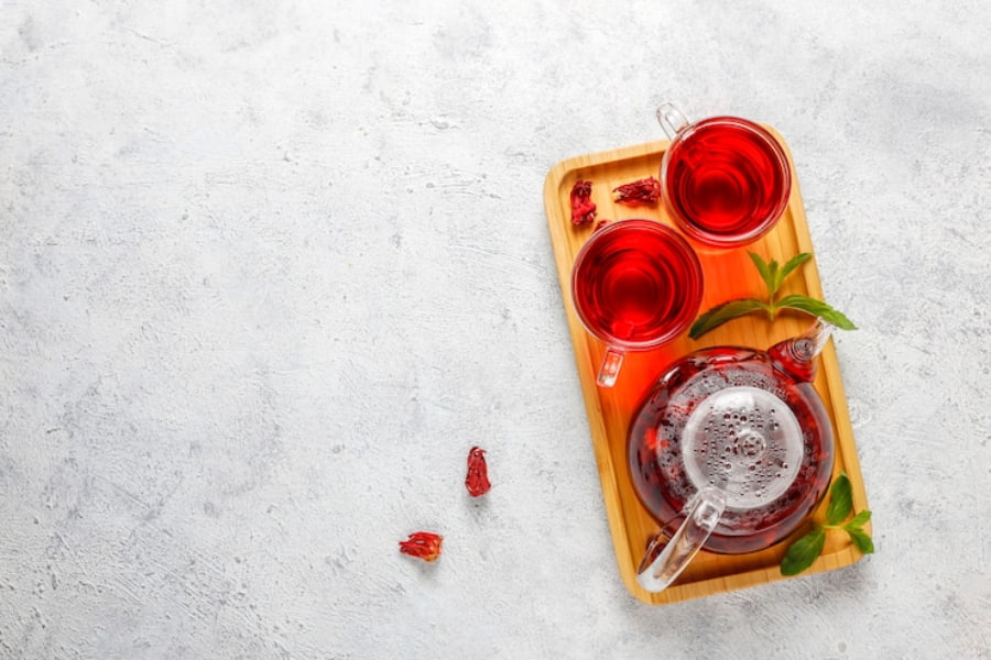 دو فنجان شیشه ای چای همراه با قوری