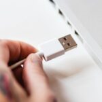 تولد استاندارد USB 2.0 در 27 آوریل 2000 میلادی و آغاز انقلابی در اتصالات دستگاه های الکترونیکی