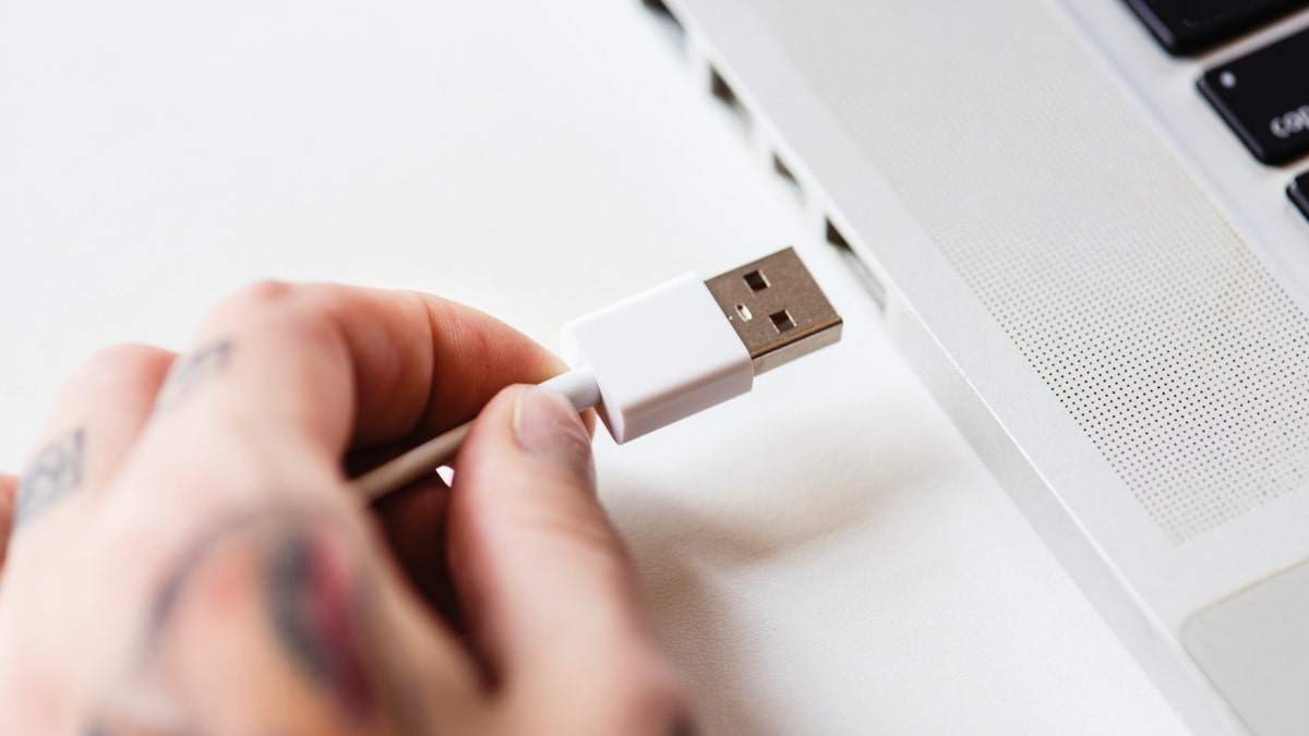تولد استاندارد USB 2.0 در 27 آوریل 2000 میلادی و آغاز انقلابی در اتصالات دستگاه های الکترونیکی