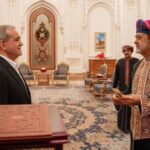 سلطان عمان خنجر آئینی را به رئیس جمهور ایران هدیه می دهد.