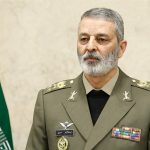 سرلشکر عبدالرحیم موسوی، فرمانده کل نیروهای مسلح ایران در حال سخنرانی.