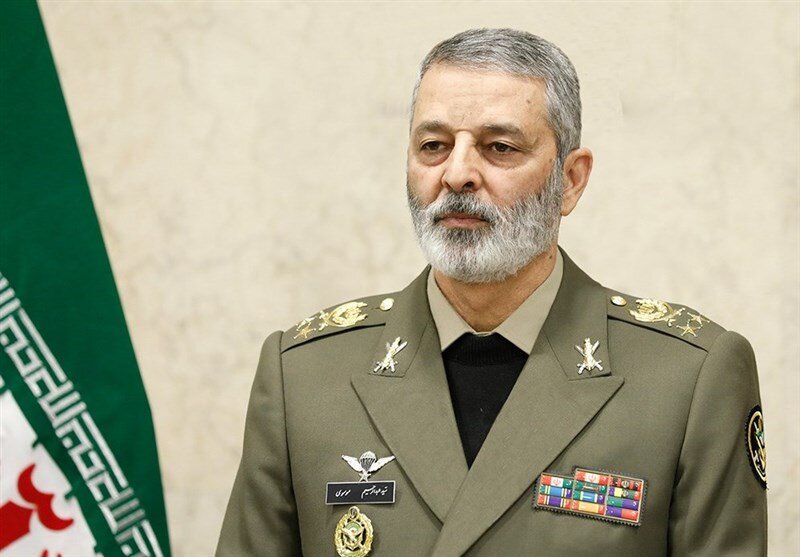 سرلشکر عبدالرحیم موسوی، فرمانده کل نیروهای مسلح ایران در حال سخنرانی.