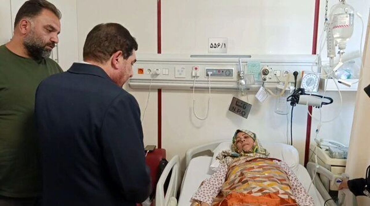 بازدید مشاور رهبری از مجروحان حملات اسرائیل در بیمارستان